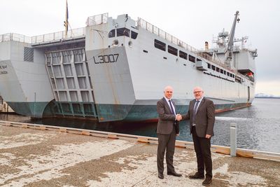 Royal Navys RFA Lyme Bay, et landgangsskip i Bay-klassen, som i anledning signering av en intensjonsavtale hadde tatt turen til Harstad mandag. Bruce Balchin fra BAE og Jan Oddvar Olsen fra Hamek signerte avtalen.