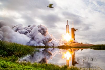 En SpaceX Falcon Heavy-rakett på vei til en asteroide. Spekulasjonene går nå om Nasa dropper bemannede ferder til månen før de begir seg til Mars