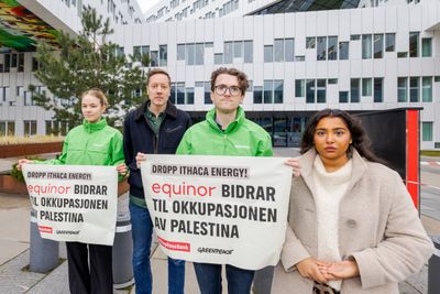 AUFs nestleder Nimrah Ramzan (t.h.) ber regjeringen ta grep mot Equinor og stille krav om at de avslutter samarbeidet med Ithaca Energy på Rosebank-feltet i Storbritannia. Her sammen med representanter fra Greenpeace:  Juni Haugan Holden, leder Frode Pleym og Andreas Randøy utenfor Equinors Fornebu-kontor. 