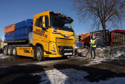 Anleggsleder Anders Backe i Hadeland Maskindrift med den elektriske saltebilen som firmaet tester ut i Oslo.