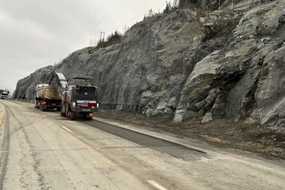 Mandag blir E6 frest og asfaltert der steinene traff og skadet veien. Tirsdag morgen åpner alle fire felt forbi skredstedet for normal trafikk.