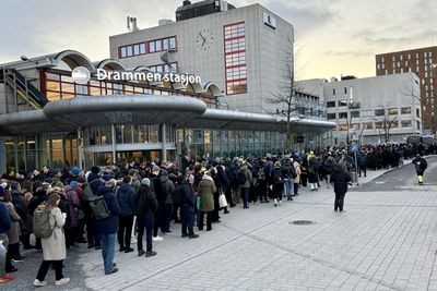 Torsdag morgen var det kaos igjen, blant annet her på Drammen stasjon. Gjentatte signalfeil fører fremdeles til hyppige problemer for jernbanen. 