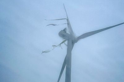 Lørdag ettermiddag falt deler av turbinbladet på denne vindmøllen ned i vindkraftanlegget på Sørmarkfjellet i Trøndelag.