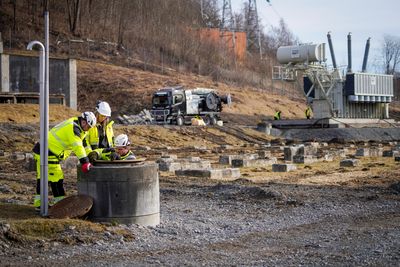 Det blir tatt vannprøver etter at mange tonn olje har lekket ut etter innbrudd og skadeverk på Hamang transformatorstasjon i Bærum.