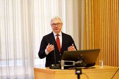 Riksrevisor Karl Eirik Schjøtt-Pedersen med ny rapport om kapasitetsutfordringene i strømnettet.