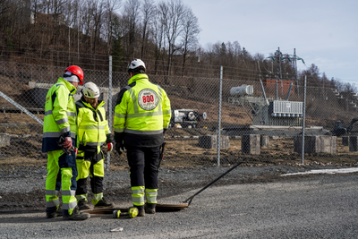 Det er satt inn tiltak og blant annet tatt vannprøver etter at mange tonn olje har lekket ut etter innbrudd og skadeverk på Hamang transformatorstasjon i Bærum. 