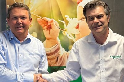 Utfordringen er å sikre at nettselskaper får levert luftbaserte brytere i større kvanta på veldig kort tid. Det er viktig med et godt samarbeid for å få det til, sier Ivar Lifjeld, salgs og markedssjef i Møre Trafo (Venstre) og Ronny Micaelsen i Schneider Electric Norge.