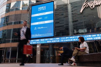 Hongkong-børsen har som resten av verdens børser gått opp og ned de siste dagene, i takt med ulike utspill om tollsatser og gjengjeldelsesreaksjoner. Analytiker Runar Bjørhovde sier også mobilmarkedet preges av stor usikkerhet.