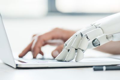 Nettroboter har hatt en vanvittig fremvekst takket være kunstig intelligens, peker en ny rapport på.