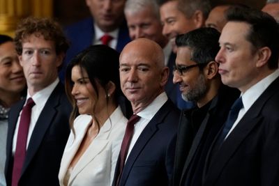 Flere lyskryss i USA har blitt manipulert til å prate som Mark Zuckerberg, Jeff Bezos og Elon Musk. Her er de avbildet med Bezos' partner Lauren Sánchez og Google-sjef Sundar Pichai under presidentinnsettelsen av Donald Trump tidligere i år.