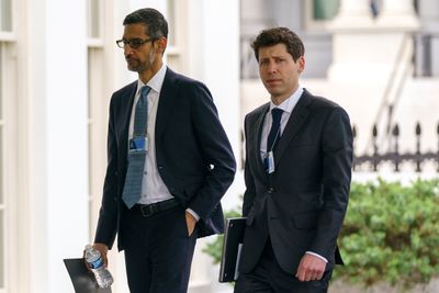Open AI-sjef Sam Altman skal være interessert i kjøpe nettleseren Chrome fra Google, som Alphabet-sjef Sundar Pichai har ansvaret for. Her ankommer de begge Det hvite hus ved en tidligere anledning.