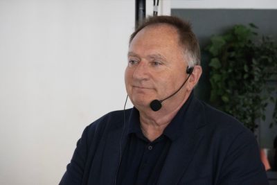 Militærteknologien utvikler seg på en måte som gjør at IKT og digitalisering blir viktigere, påpeker Sverre Diesen. Her er den tidligere forsvarssjefen og nåværende FFI-forskeren under et seminar nylig, der han delte sine tanker om teknologiutviklingens påvirkning på moderne krigføring.