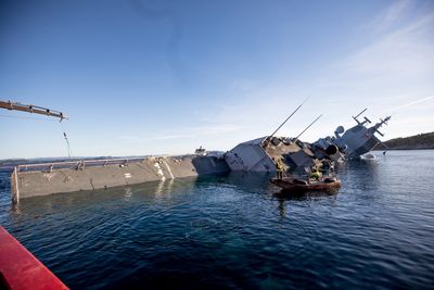 Fregatten KNM Helge Ingstad dagen etter kollisjonen, som fant sted natt til 8. november 2018.