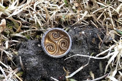 En bit av ei krittpipe på åkerjorda. De dukker opp svært mange steder.
