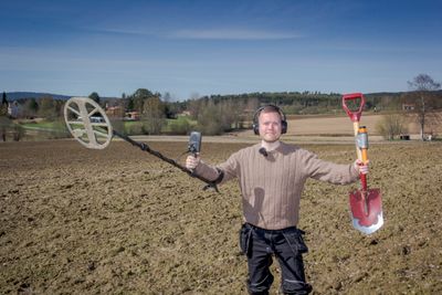 En bit av ei krittpipe på åkerjorda. De dukker opp svært mange steder.