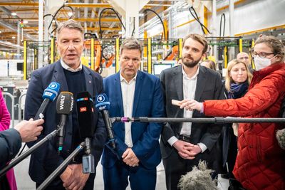 Den nå kansellerte avtalen ble offentliggjort under den tyske visestatsministerens Robert Habeck norgesbesøk. Her er han på besøk hos hydrogenselskapet Nel på Herøya. Olje- og energiminister Terje Aasland og næringsminister Jan Christian Vestre var også til stede.