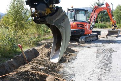 NTE har bygd fiber til 80.000 husstander i Trøndelag. På 20 år har det kostet tre milliarder kroner, men fortsatt er det husstander uten fiber i fylket. Bildet er fra en utbygging i et boligfelt på Kolvereid.
