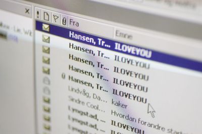 Noen skjønte kanskje at noen var på ferde da de mottok mange e-poster med samme tittel fra flere ulike avsendere. Bildet er tatt 4. mai 2000.