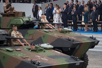 Donald Trump ble imponert etter å ha bivånet en militærparade i Paris (bildet) sist han var president, og har siden ikke lagt skjul på at han ønsker tilsvarende parader i USA. 14. juni, når han fyller 79 år, får han ønsket oppfylt.