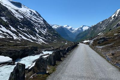 Ti kilometer av Gamle Strynefjellsveien, også kjent som fylkesvei 258, er blant strekningene hvor bæreevnene skal måles.
