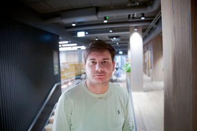 Knut Michael Hauglands IT-selskaper har gått konkurs flere ganger, mens ansatte har slitt med å få lønn utbetalt. 