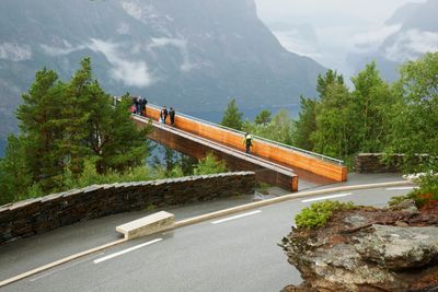 Ved Stegastein er det parkeringsplasser til 12 personbiler. Bussene parkerer langs fylkesveien.  