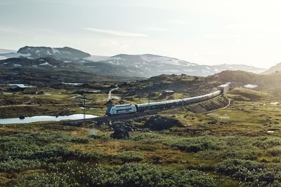 Snøoverbyggene på Hardangervidda og noen tunneler vil trolig hindre satellittsignalene, men mens togene kjører under åpen himmel skal det være mulig å holde liv i en videokonferanse fra Oslo til Bergen mens Vy tester togwifi fra lavbanestallitter, tror selskapet.
