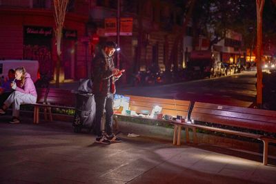 En mann selger lommelykter og batteriradioer i Barcelona under strømbruddet.