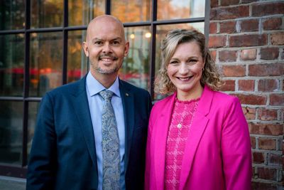 Direktør i Nkom, John-Eivind Velure og digitaliseringsminister Karianne Tung gleder seg over sterk vekst i 5G-dekningen i Nord-Norge – men peker på at regionen fortsatt har et stykke igjen for å nå resten av landet.