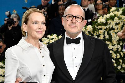 Tdiligere Apple-designer, Jony Ive, erkjenner at produkter han har jobbet med, har hatt negative konsekvenser. Her avbildet med kona Heather Pegg Ive under Met-gallaen i New York tidligere i mai.