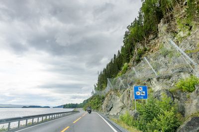 I 2023 ble det montert 700 meter med steinspranggjerder over veien. Nå skal Vegvesenet reparere de delene av veikroppen som ble vasket ut i januar i år.