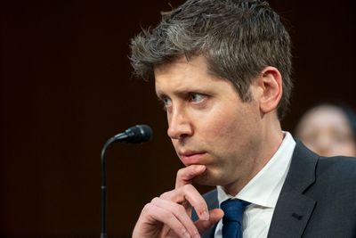 Sam Altman, medgründer og administrerende direktør i Open AI, lytter til vitneforklaringer under høringen i Senatet forrige uke.