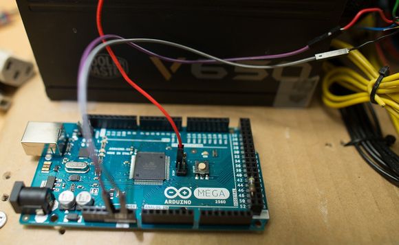 Arduino er en liten datamaskin på størrelse med en post-it-blokk som er plattformen for programmeringen og «byggeklossene» representert av blant annet sensorer, knapper og lyd.