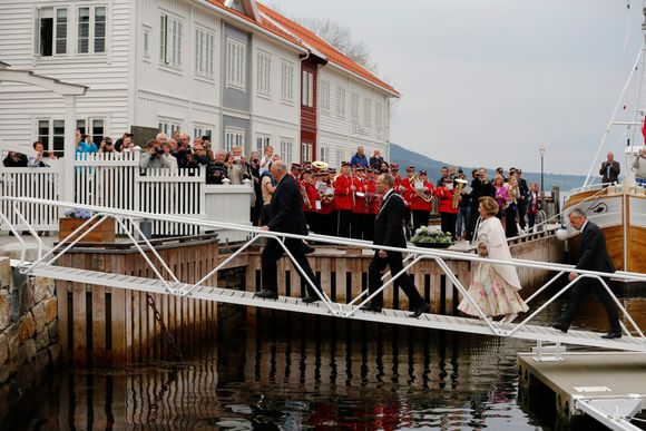 Stor stas når kong Harald og dronning Sonja ankommer Gjemnes kommune på et fylkesbesøk i fjor vår.  Vannavgiftene i kommunen er ikke like stas.