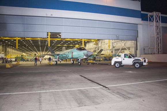 19. august ble AM-1 flyttet ut fra sluttmonteringsfabrikken til malehallen hos Lockheed Martin i Texas. <i>Bilde: Randy A. Crites</i>