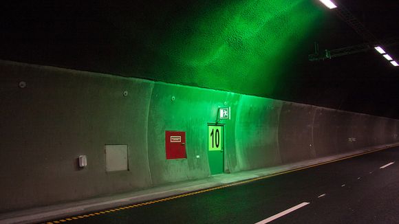 Rømningsveiene har grønn belysning for å være så synlige som mulig.