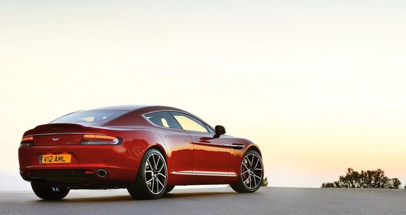 Den firedørs luksussportsbilen Rapide S skal komme i elektrisk versjon, men det betyr ikke at Aston Martin har tenkt å kvitte seg med V12-versjonen med det første.