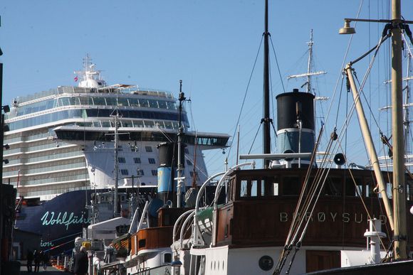 Gamle dampskip og et moderne cruiseskip ved kai i Oslo. Få av skipene som bringer turister til byen er klargjort for landstrømtilkobling.