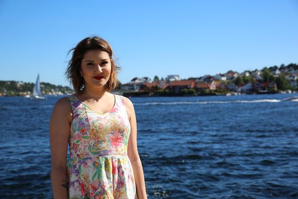 Safina De Klerk (22) er nyutdannet prosessingeniør og er nå i gang med sin andre bachelor. Hun sier kommunene er altfor dårlige til å promotere seg selv overfor studenter.