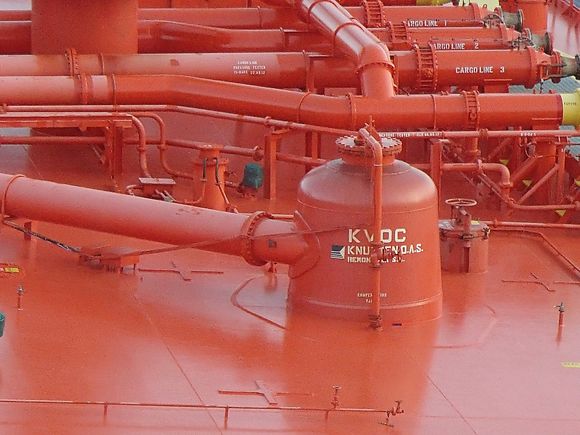 Oljenæringen syntes de aktive måtene å redusere VOC-utslipp fra skytteltankere var for dyre, og satte sin lit til rederiet Knutsens KVOC-teknologi. Den viste seg å ha ingen eller svært lav virkningsgrad.