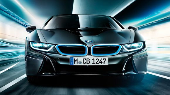 BMW i8 er en futuristisk sportsbil som klarer noen mil på ren batteridrift.