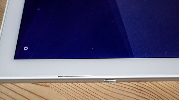 Vanntett: I Xperia Z4 Tablet er USB-kontakten blitt vanntett. Tidligere måtte man åpne et lokk for å lade. Den nesten umerkelige spalten til venstre for kontakten er den ene høyttaleren.