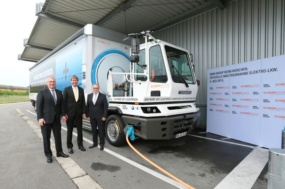 Fabrikksjef Hermann Bohrer i BMW, Kurt Scherm i Scherm-gruppen og logistikksjef Jürgen Maidl i BMW mener lastebilen er et viktig steg for transportsektoren.