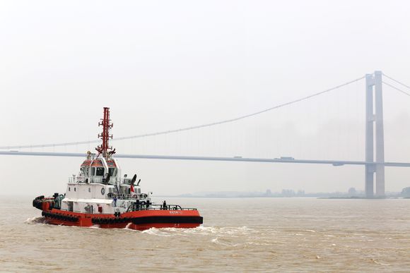 Den første av to kinesiske slepebåter med gassmotorer fra Rolls-Royce på prøvetur. Den blir nå levert fra verftet Zhenjiang til CNOOC.