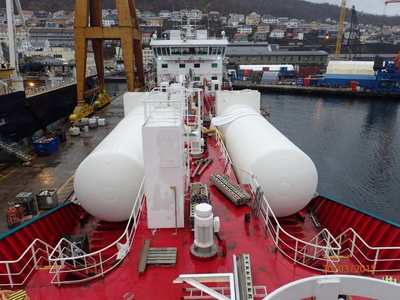 De to gasstankene er plassert på dekket til Bergen Viking.