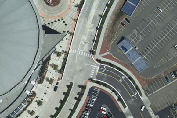 Flyfoto med 50 cm oppløsning. Til venstre på bildet er Pepsi Center i Denver, Colorado. Foto: GeoEye