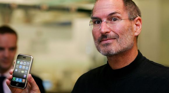 Den avdøde Apple-sjefen Steve Jobs lyktes svært godt med introduksjonen av iPhone i januar 2007 - og feide datidens mobilgigant Nokia av banen.