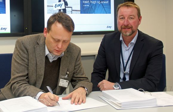 Her signeres Øivind Høines nettskyavtalen mellom NDLA og Evry. Til høyre Baard Muhlbradt. <i>Foto:  Harald Brombach</i>