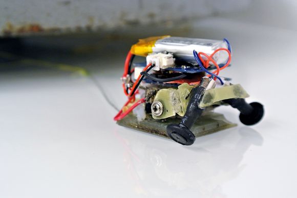 De små robotene har en enkel oppbygning­ og drives av batteri. Foto: Biomimetics &amp; Dexterous Manipulation Lab/Stanford Uni.