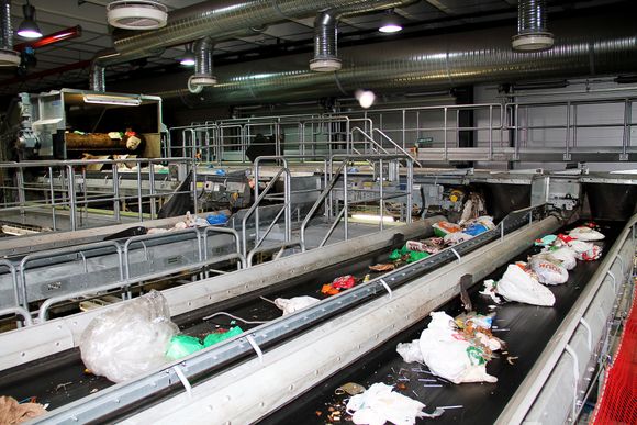 Med optisk sortering skilles plast, matavfall og restavfall. Sorteringsanlegget er levert av svenske Optibag.